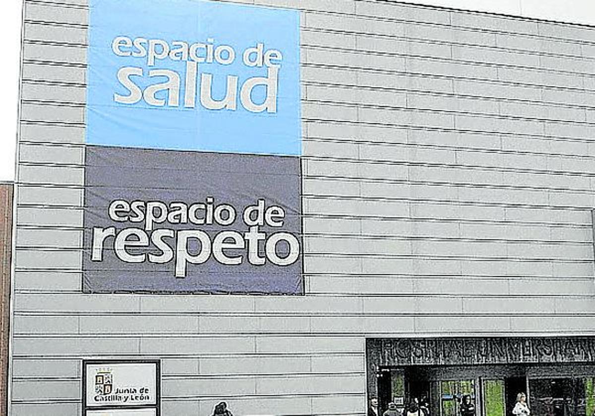 Cartel contra las agresiones que preside la fachada del Río Hortega.