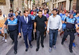 Ronaldo camina por el centro de Valladolid junto a los represententantes institucionales.