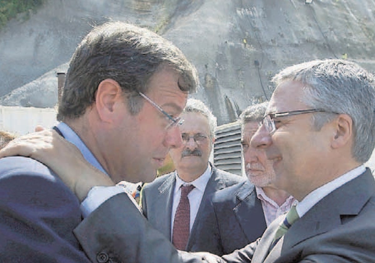 Imagen principal - Arriba, Antonio Silván, entonces consejero de Fomento de la Junta, y el ministro José Blanco en 2010. Abajo, Jesús Merino y la presidenta de Renfe, Mércé Sala, en 1995, y Óscar López, como líder regional del PSOE, y Blanco.