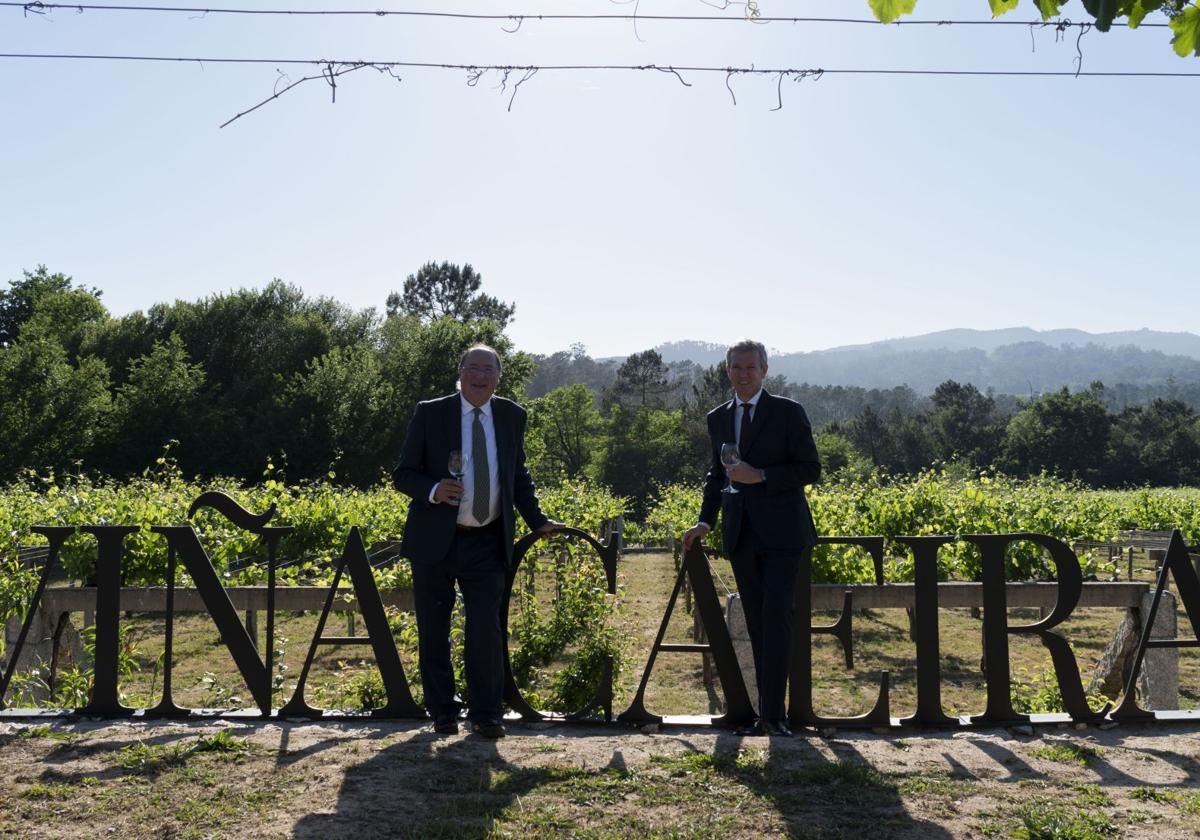 Carlos Moro y Alfonso Rueda durante la inauguración de la bodega.