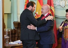 Óscar Puente da el relevo a Jesús Julio Carnero en la Alcaldía de Valladolid en junio de 2023.