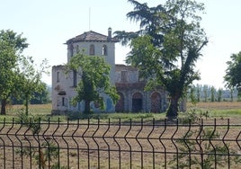 Casona agrícola de la finca de Los Quemadillos con la arquería del claustro del siglo XVII adosada.