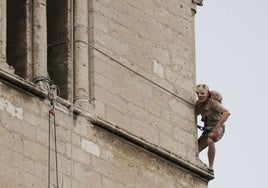 Un momento de la representación de 'Quasimodo y Esmeralda' en la torre de La Antigua.