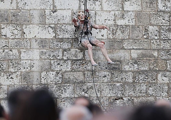 Un integrante de Lézards Bleus se descuelga por la fachada de la Antigua.