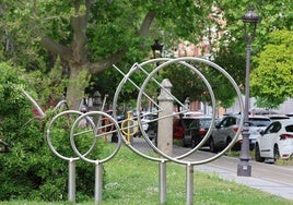 'Con el acero como base', la escultura de Ángel Membiela ubicada en la plaza de Santa Cruz.