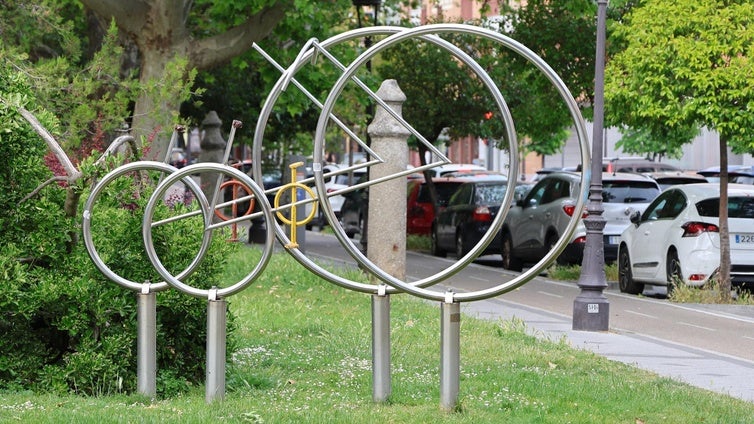 'Con el acero como base', la escultura de Ángel Membiela ubicada en la plaza de Santa Cruz.
