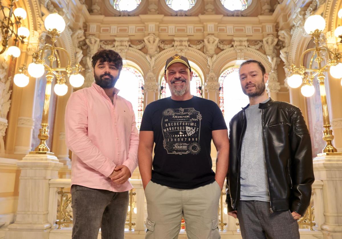 Miguel Gane, César Pérez Gellida y David Galán 'Redry', en el vestíbulo del Ayuntamiento.