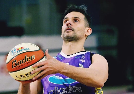 Soria se prepara para lanzar a canasta, en un partido esta temporada.