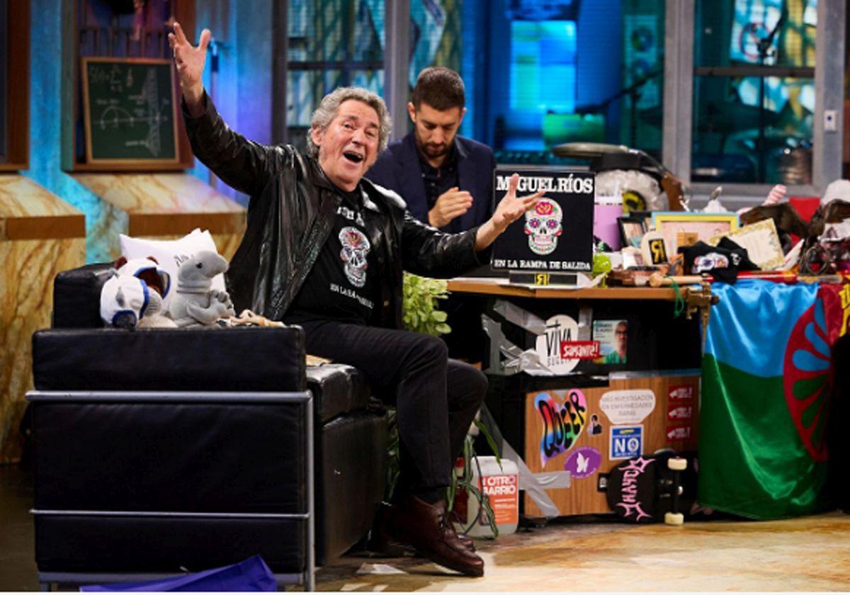 Miguel Ríos con David Broncano, en 'La Revuelta'.