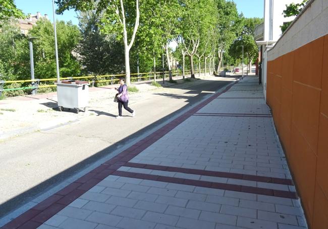 La acera, ya sin arbolado del lado de las viviendas, en el tramo del paseo del Cauce hasta el cruce con Valle de Arán.