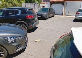 Multitud de coches aparcados en una calle de Palazuelos de Eresma.