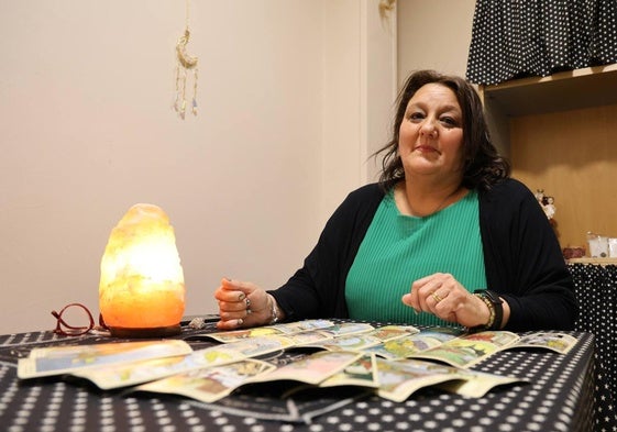 Ana Belén Valtierra, con la baraja 'rider' que utiliza en su servicio de lectura de las cartas en su tienda de calle Labradores