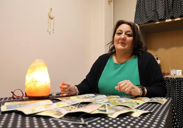 Ana Belén Valtierra, con la baraja 'rider' que utiliza en su servicio de lectura de las cartas en su tienda de calle Labradores