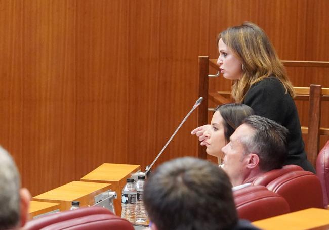 Patricia Gómez Urbán, en su primera pregunta como portavoz socialista al presidente de la Junta.