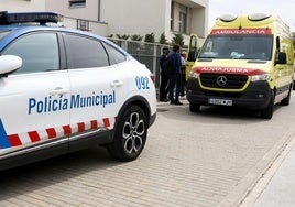 Agentes de la Policía Municipal y sanitarios intervienen en el lugar de los hechos.