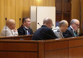 Los tres acusados, junto con los letrados, en la vista de este martes en la Audiencia de Valladolid.