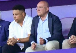 Jesús Julio Carnero, alcalde de Valladolid, junto a Ronaldo en el palco del estadio.