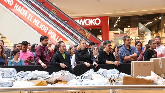Varios clientes esperan su turno para adquirir los paquetes extraviados.