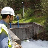 Un técnico vigila las labores de desembalse en la presa de El Tejo.