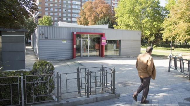Imagen antes - La nave del Val, ya cerrada, en su primera ubicación en l plaza de Poniente (2017) y su estado actual, rodeada de jardines, en Barrio España.