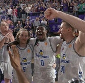 Los jugadores se felicitan tras ganar este domingo pasado al Obradoiro y lograr el billete a la Final Four.
