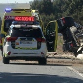 Guardia Civil y una ambulancia junto al camión volcado este miércoles en la CL-605.