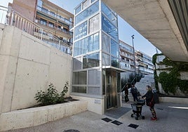 Una usuaria espera el ascensor de Pilarica para subir hasta la calle Salud.