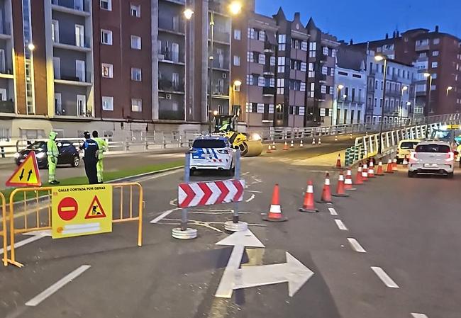 Corte en la noche de ayer para rematar el asfaltado de la calzada con agentes para regular el tráfico del lado del paseo del Hospital Militar..