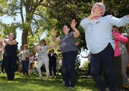 Un grupo de mujeres se diveirte danzando al ritmo de la música.