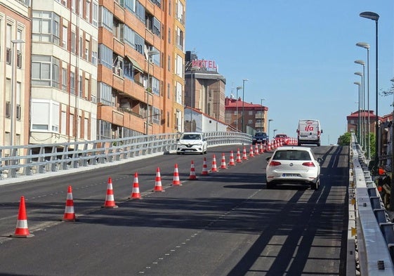 La calzada, recién asfaltada, del viaducto de Arco de Ladrillo.