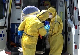 Foto de archivo de un paciente trasladado por un caso de fiebre hemorrágica de Crimea-Congo (F.H.C.C)