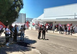 Concentración de trabajadores de Motherson en Rioseco antes la puerta principal de la planta