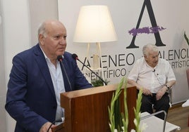 Martín Adúriz, presidente del Ateneo, abre el acto, antes de la intervención de Gamoneda.