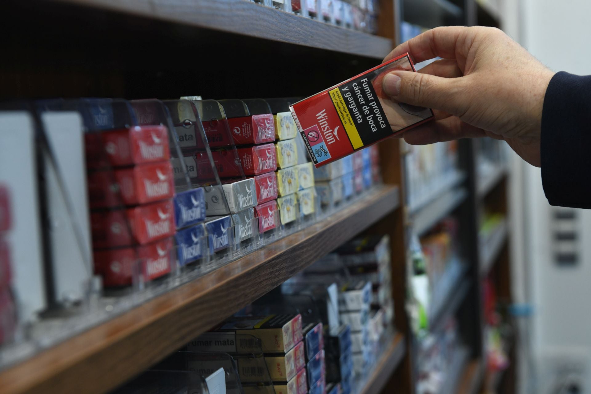 Despacho de paquetes de cigarrillos en un estanco.