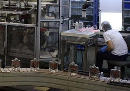 Línea de producción de frascos de vidrio en la fábrica de Verescence en La Granja (Segovia).