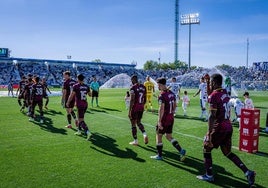 Los jugadores del Real Valladolid saltan al terreno de juego de Butarque en la última jornada de esta campaña ante el Leganés