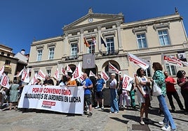 Participantes en la protesta, este jueves en la Plaza Mayor de Palencia.