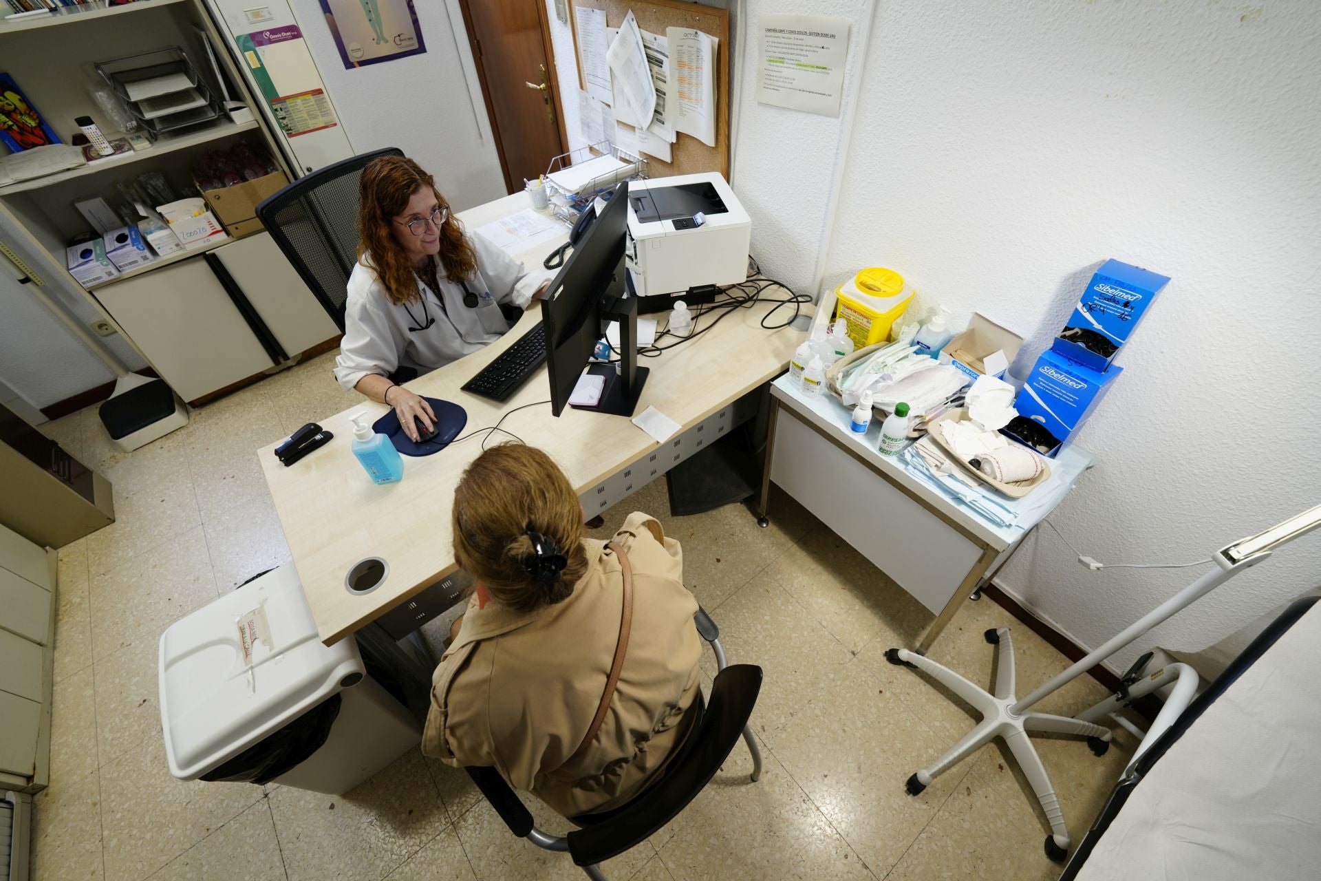Atención a una paciente en una consulta de Medicina de Familia.