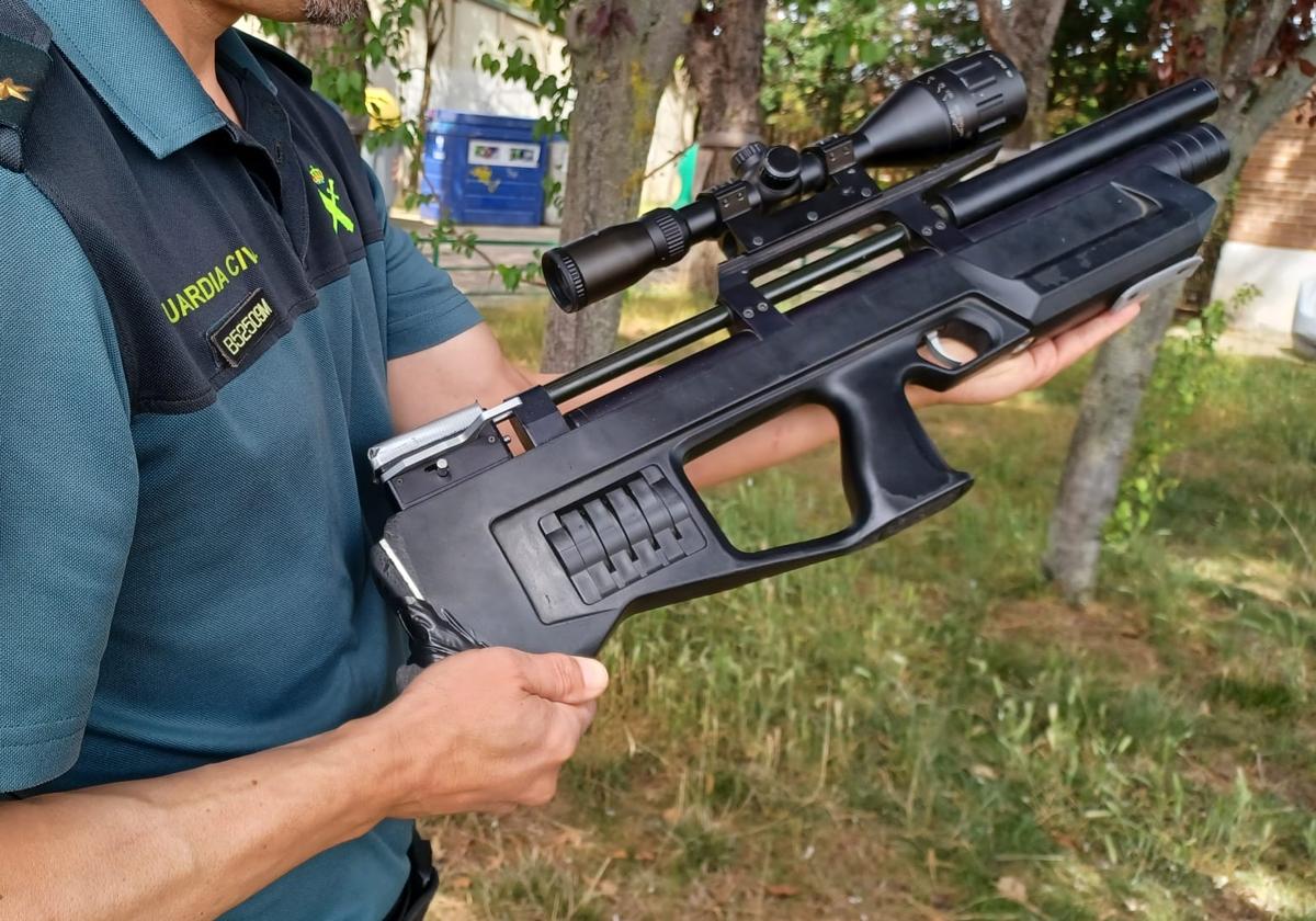 La Guardia Civil sorprendió al inidividuo con una cariba de aire compromido lista para disparar, que le fue intervenida tras comprobar que no disponía de licencia.