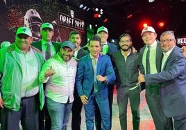 Carlos Tostado (tercero por la derecha), con otros integrantes de los Gallos Negros de Querétaro tras el 'draft' de 2023 para seleccionar jugadores.