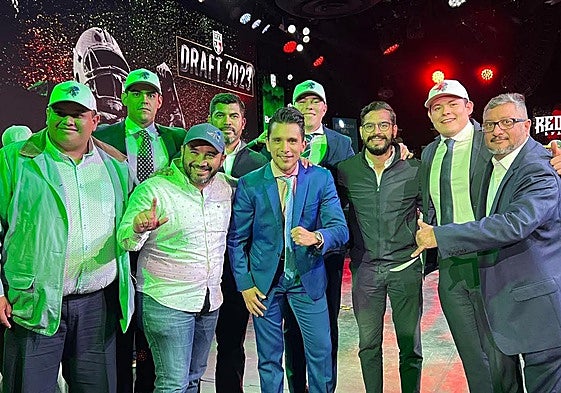 Carlos Tostado (tercero por la derecha), con otros integrantes de los Gallos Negros de Querétaro tras el 'draft' de 2023 para seleccionar jugadores.