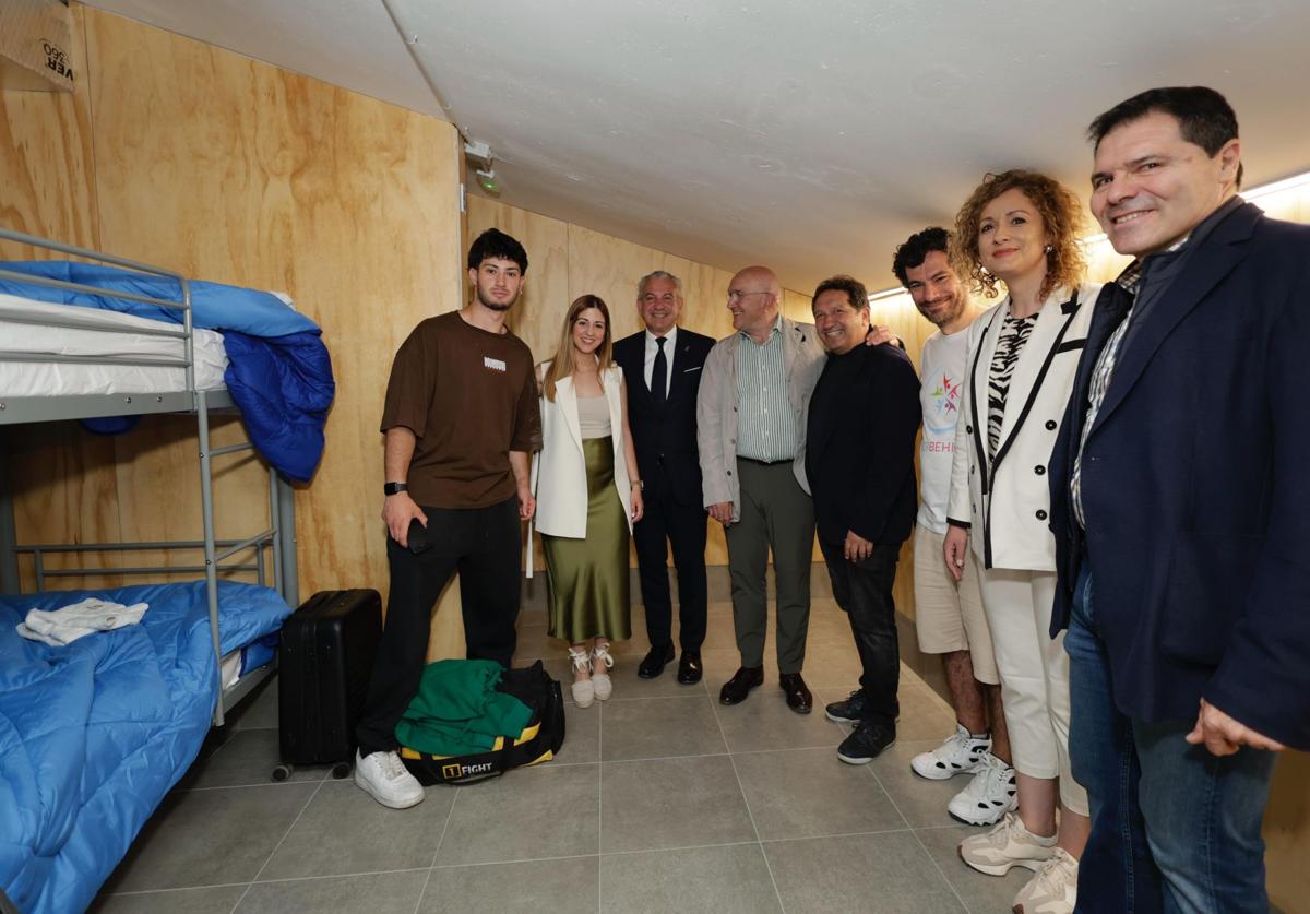Visita de las autoridades al nuevo albergue de Pinar de Antequera, este jueves.