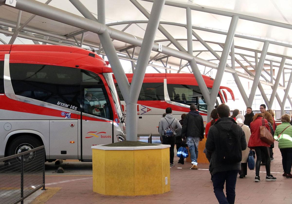 Varios pasajeros en la estación de autobuses de Segovia.