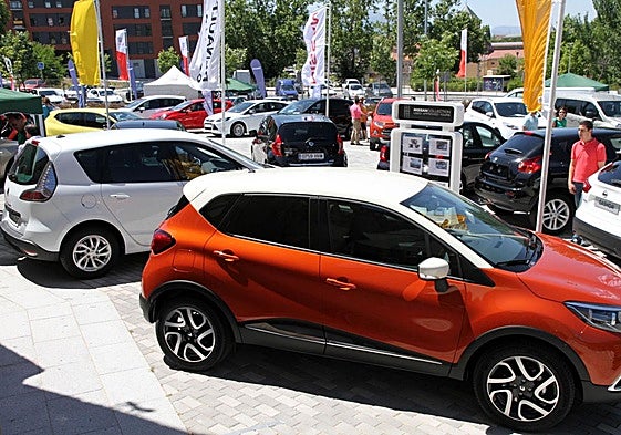 Una de las primeras ediciones de la feria del automóvil en las inmediaciones de la plaza de toros de Segovia.