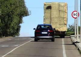 Imagen de archivo de un tramo de la carretera VA-900 cercano a la zona del accidente mortal sufrido por un ciclista.