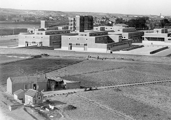 Vista general del matadero tomada el día antes de su inauguración el 10 de julio de 1935 desde el lateral que hoy da a la calle Daniel del Olmo.