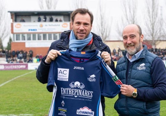 Oscar Puente, con una camiseta del VRAC.