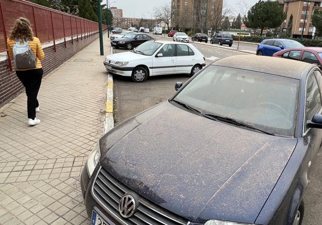 Polvo sobre un vehículo durante un episodio de intrusión de partículas saharianas en una calle de Valladolid.