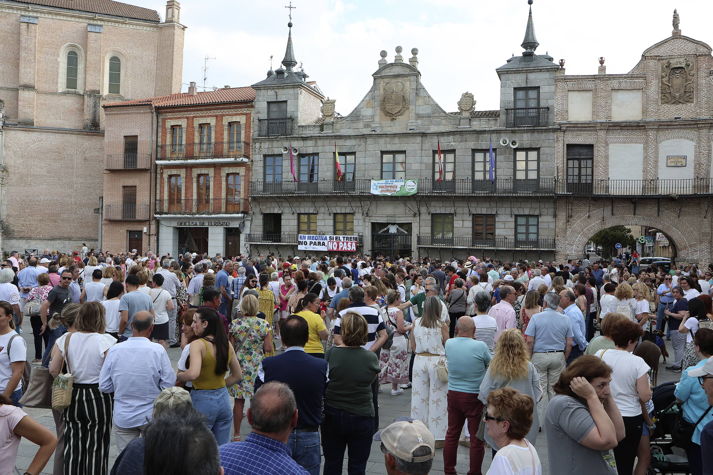 Medina protesta por la supresión del AVE: «O para o no pasa»