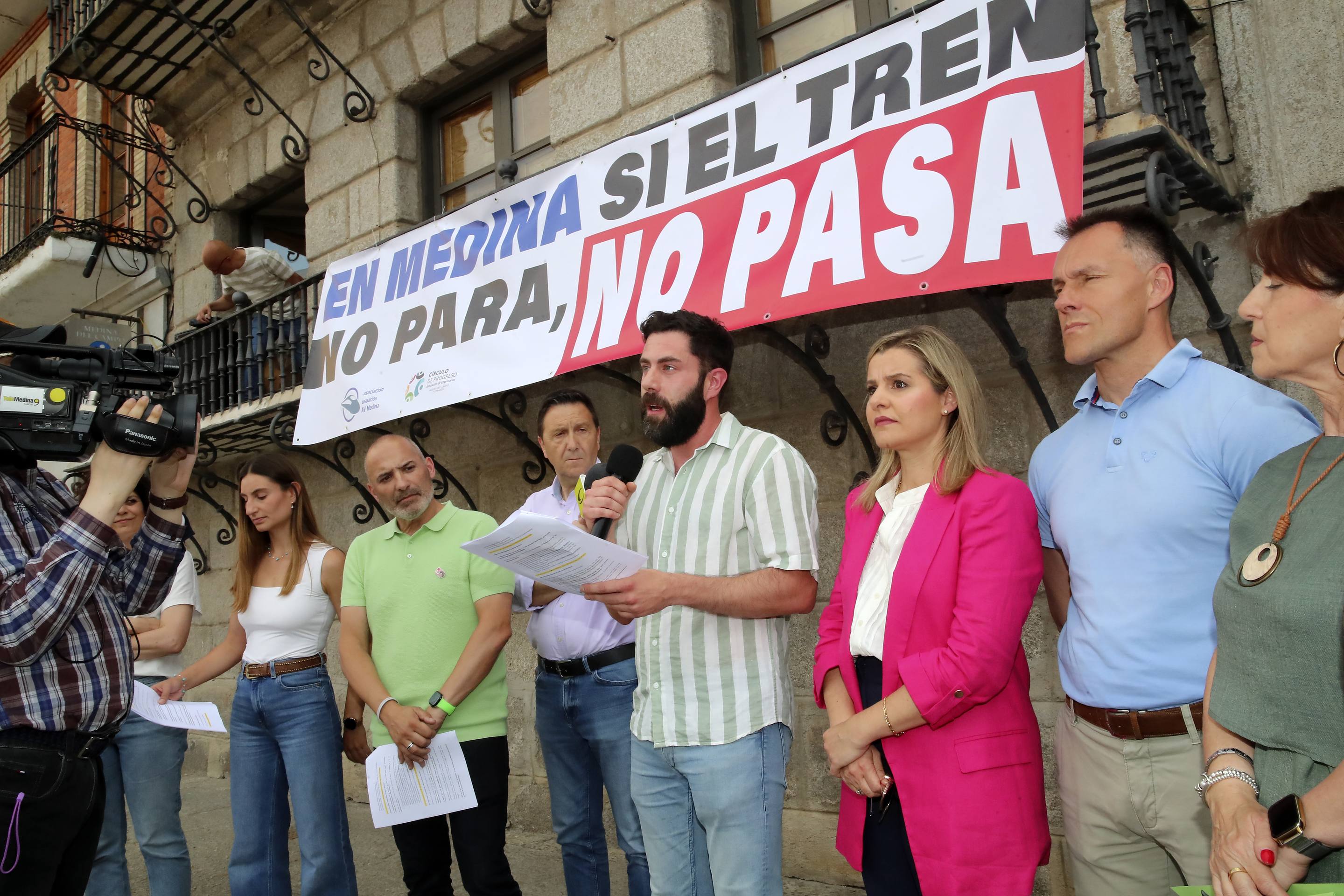 Medina protesta por la supresión del AVE: «O para o no pasa»